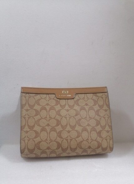 شنطة Coach بتصميم كلاسيكي